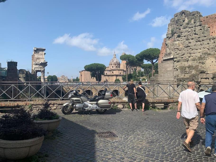 Casa Claudia ~ Rione Monti-Colosseo Rome Bagian luar foto